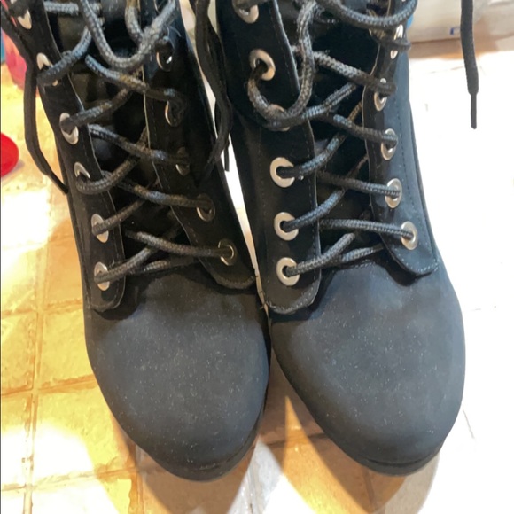 Boots - Picture 3 of 4